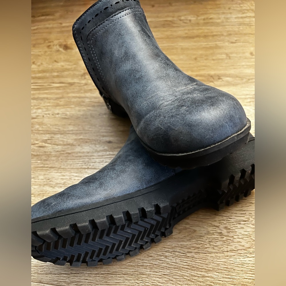 Cute Shortie boots by JSport with memory foam